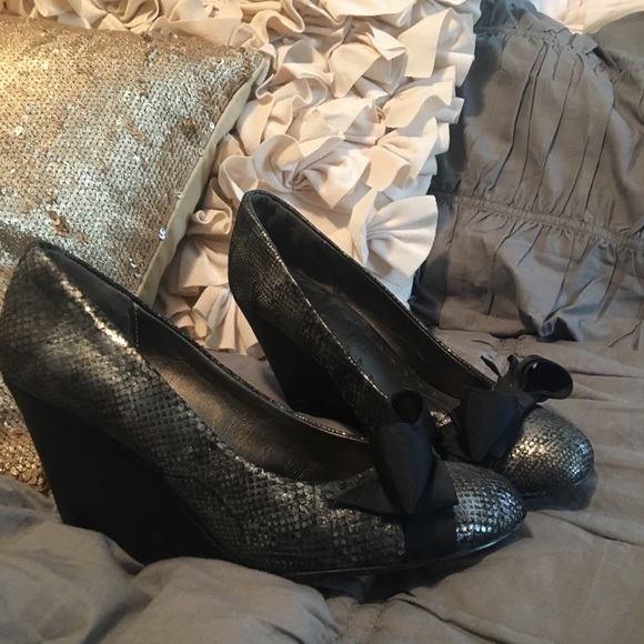 LIBBY EDELMAN BOW WEDGES - Picture 2 of 4